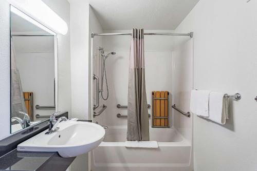 y baño blanco con lavabo y ducha. en Motel 6-Billings, MT - South en Billings