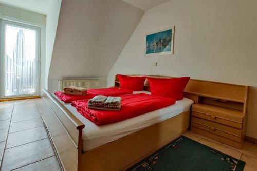 En eller flere senge i et værelse på Landhaus-Hubertus-Ferienwohnung-2-LH02