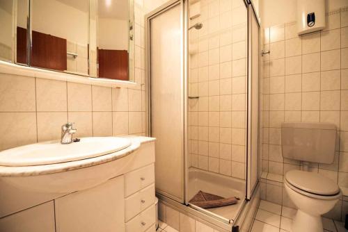 Et badeværelse på Landhaus-Hubertus-Ferienwohnung-2-LH02