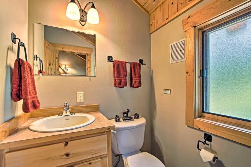 Bathroom sa Cle Elum Mountain Cabin with Hot Tub and Trails!