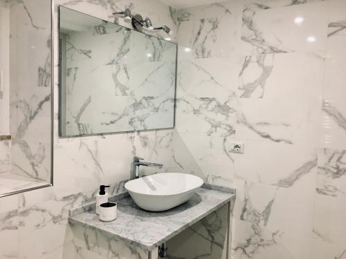 A bathroom at The Cove 1.3km from beach