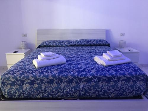 A bed or beds in a room at The Cove 1.3km from beach