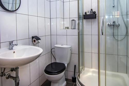 ein Badezimmer mit Toilette, Waschbecken und Dusche in der Unterkunft Chico's Seru Hulanda Resort in Willemstad