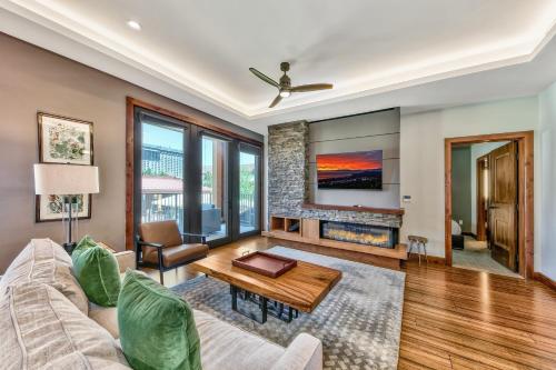 un soggiorno con divano e camino di Luxury 2Br Residence Steps From Heavenly Village & Gondola Condo a South Lake Tahoe
