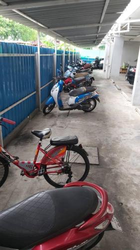 a row of motorcycles and scooters parked in a garage at ruamsab2 รวมทรัพย์2 in Ban Na Song