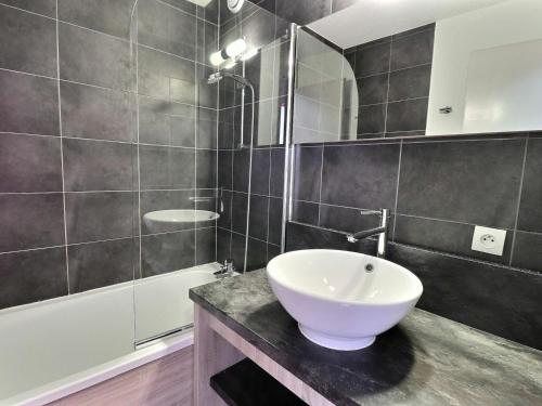 y baño con lavabo blanco y ducha. en Appartement Méribel, 2 pièces, 4 personnes - FR-1-182-230 en Les Allues