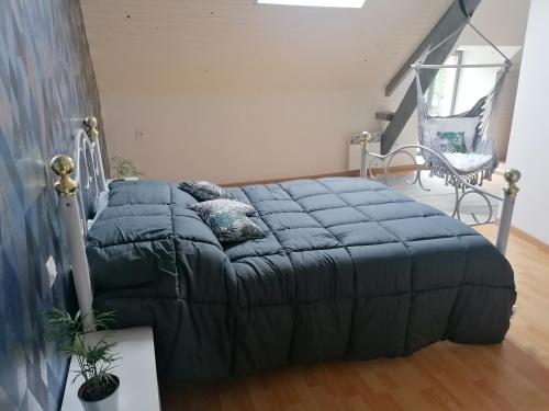 sypialnia z łóżkiem z niebieskim kocem w obiekcie Gîte le parc Michel w mieście Roz-sur-Couesnon