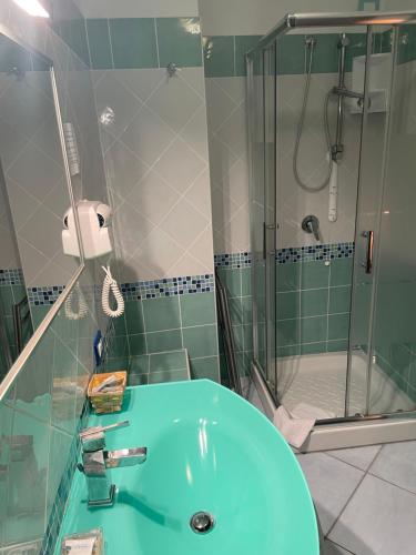 ポンツァにあるB&B La Terrazza Sul Portoのバスルーム(青いシンク、シャワー付)