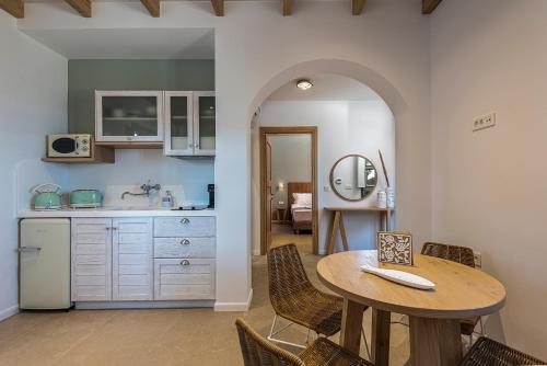 Кухня или мини-кухня в AnamneZia Luxury Suites
