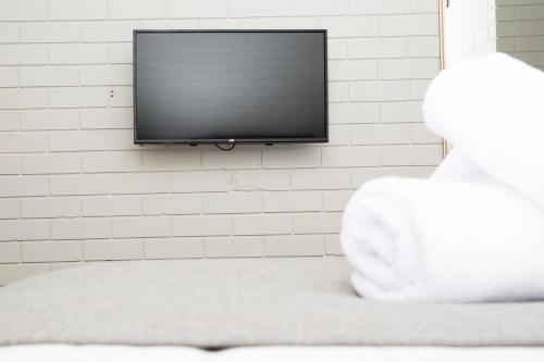 a living room with a tv and a couch at Crystal Fountain Motel Albury in Albury
