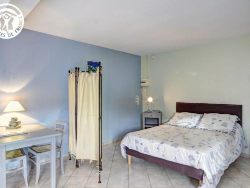 - une chambre avec un lit, une table et un bureau dans l'établissement Studio Planfoy, 1 pièce, 2 personnes - FR-1-496-134, à Planfoy