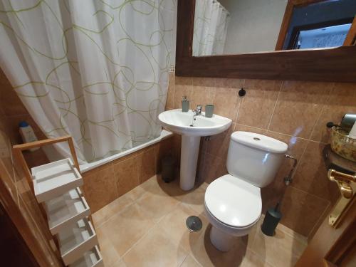 Ένα μπάνιο στο Dúplex Mirador de Potes - 4 pax, con Wifi y Garaje