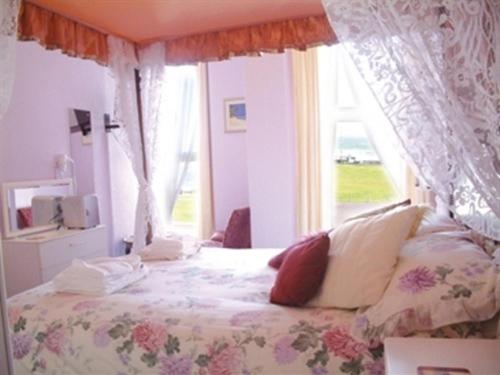 Postel nebo postele na pokoji v ubytování Cherry Tree Hotel