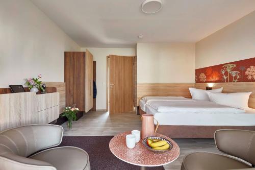 a hotel room with a bed and a table and chairs at Feriendorf Rerik in Rerik