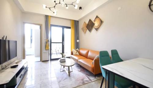 uma sala de estar com um sofá e uma televisão em Rose Garden Private Apartment By LINK em Kigali