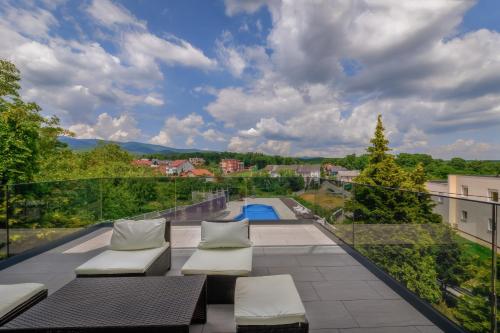 balcón con muebles de exterior y piscina en Villa Madison, en Zagreb