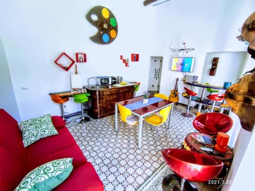 sala de estar con sofá rojo y mesa en Napoli naif, en Nápoles