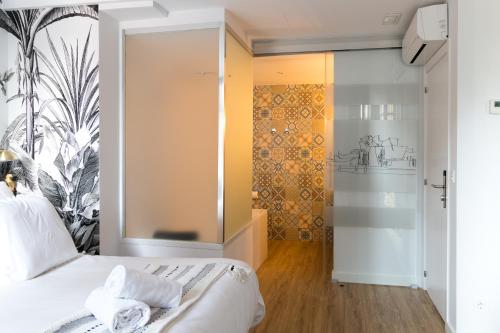 Un dormitorio con una cama y una pared con dibujos. en Bilbao Art Lodge Staynnapartments, en Bilbao
