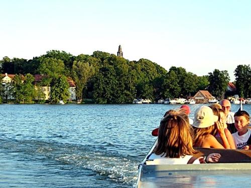 a group of people in a boat on a lake at Hostel Waldhaus am Ferienpark-Mehrbett-Gruppenzimmer mit Waschbecken in Mirow