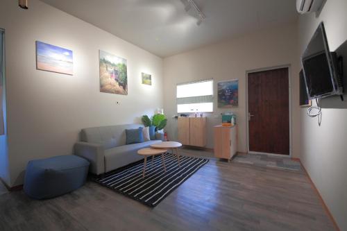 ein Wohnzimmer mit einem Sofa und einem Tisch in der Unterkunft 海邊小屋 in Green Island