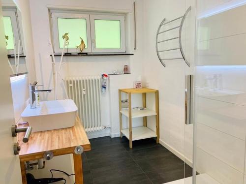 Elle comprend une petite salle de bains pourvue d'un lavabo et d'une fenêtre. dans l'établissement Ferienwohnung JoSi, à Kappelrodeck