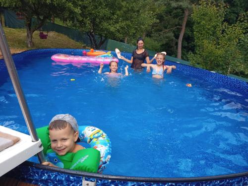 Chata s bazénem Stražisko에 숙박 중인 어린이