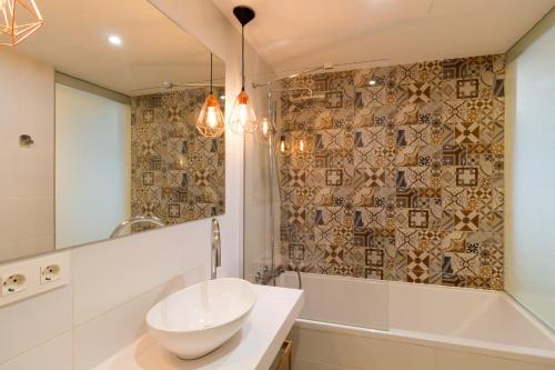 Bilbao Art Lodge Staynnapartments Image