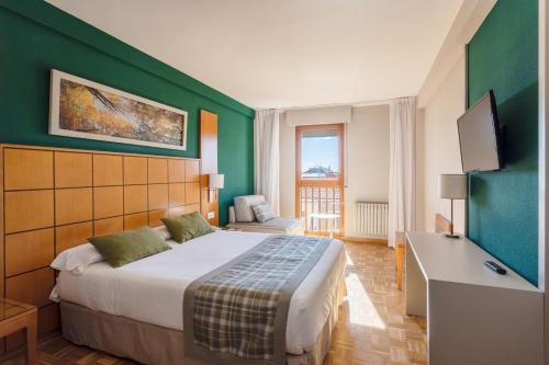 Postel nebo postele na pokoji v ubytování Gran Hotel de Jaca
