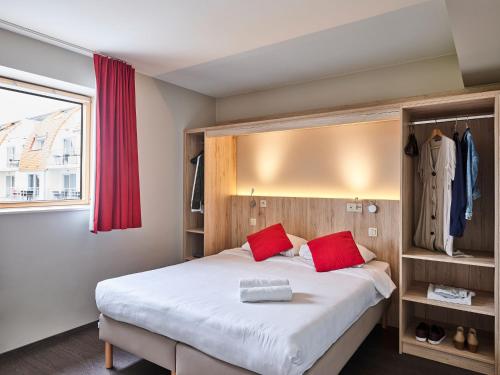 Giường trong phòng chung tại Holiday Suites Zeebrugge