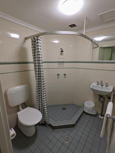 Arena Hotel (formerly Sleep Express Motel)にあるバスルーム