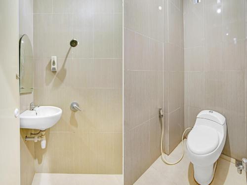 La salle de bains est pourvue de toilettes et d'un lavabo. dans l'établissement Hotel Shafira Pariaman Syariah Mitra RedDoorz, à Pariaman