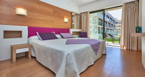 Кровать или кровати в номере Hotel & Spa S'Entrador Playa