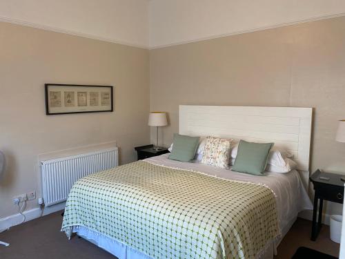 En eller flere senge i et værelse på A Wee Cottage In Dunfermline