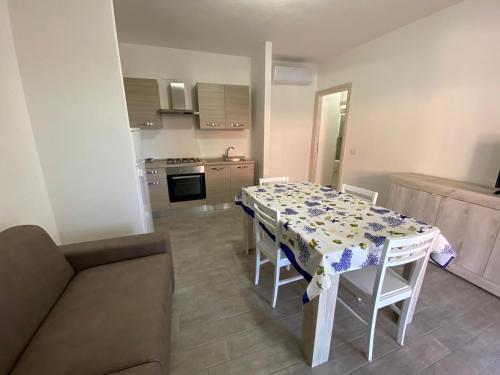 - une cuisine et une salle à manger avec une table et un canapé dans l'établissement Le Perle sts, à Palau