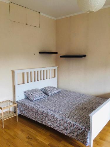 sypialnia z łóżkiem z 2 poduszkami w obiekcie Quite center of Riga w Rydze