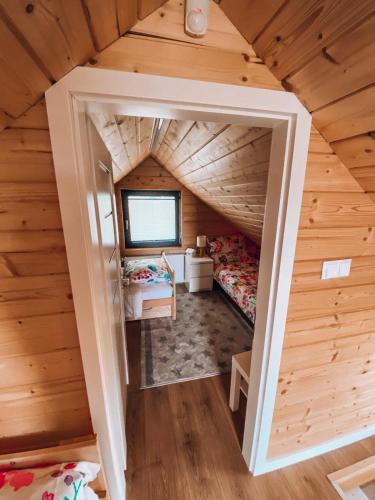 a room in a log cabin with two beds at Luksusowe całoroczne domki z widokiem Janowiec in Janowiec