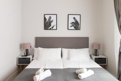 een slaapkamer met een bed met handdoeken erop bij Zabalburu in Bilbao