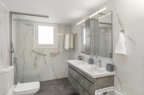 BillyMare central Glyfada apartment