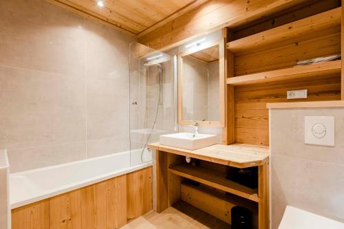 uma casa de banho com um lavatório e uma banheira em La Plane, rénové en 2020, pied des pistes em Montgenèvre