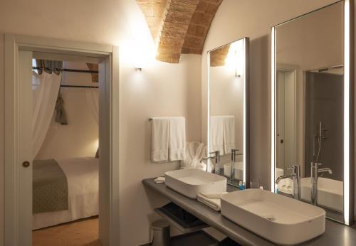 y baño con lavabo y espejo. en Tenuta CastelGiocondo en Montalcino