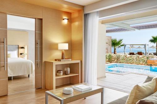 Bazén v ubytování Minoa Palace Resort nebo v jeho okolí