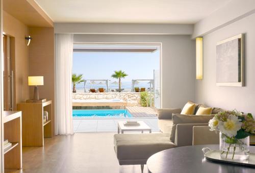 Bazén v ubytování Minoa Palace Resort nebo v jeho okolí