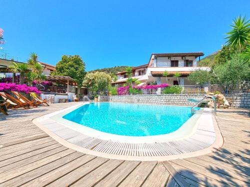 una piscina frente a una casa en Eco Hotel Montemerlo, en Fetovaia