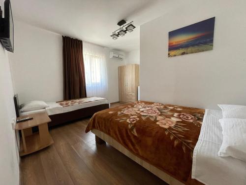 Una habitación de hotel con dos camas y una ventana. en Villa Raul, en Costinesti