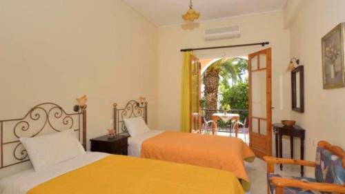 Säng eller sängar i ett rum på Loukas Inn Family Resort