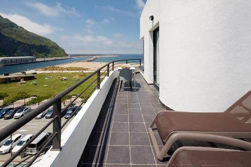 a balcony with chairs and a view of a beach at Hotel & Thalasso Villa Antilla - Habitaciones con Terraza - Thalasso incluida in Orio