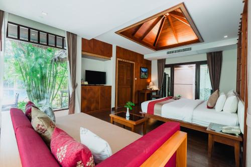 Кровать или кровати в номере Railay Village Resort