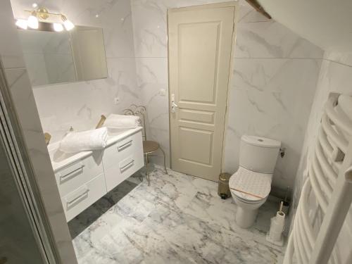 Et badeværelse på Les bergeronnettes - Chambres d'Hôtes Bergerac
