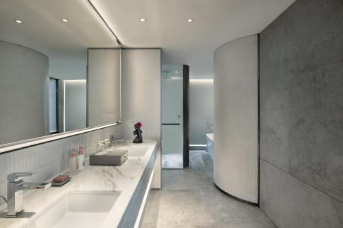Ένα μπάνιο στο Crowne Plaza Wuhan Optics Valley by IHG