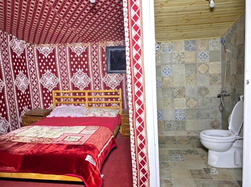 Tempat tidur dalam kamar di Bedouin Style Camp